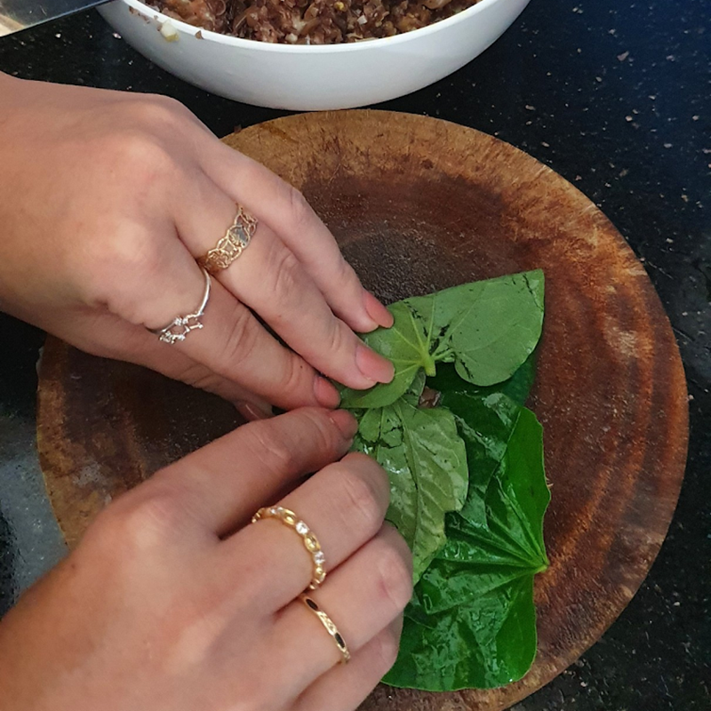 Bước 3 Cuốn thịt với lá lốt Thịt cuốn lá lốt chiên giòn