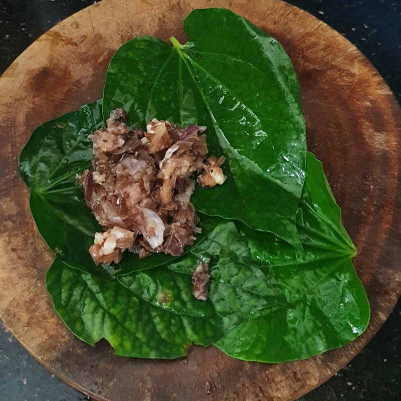 Bước 3 Cuốn thịt với lá lốt Thịt cuốn lá lốt chiên giòn