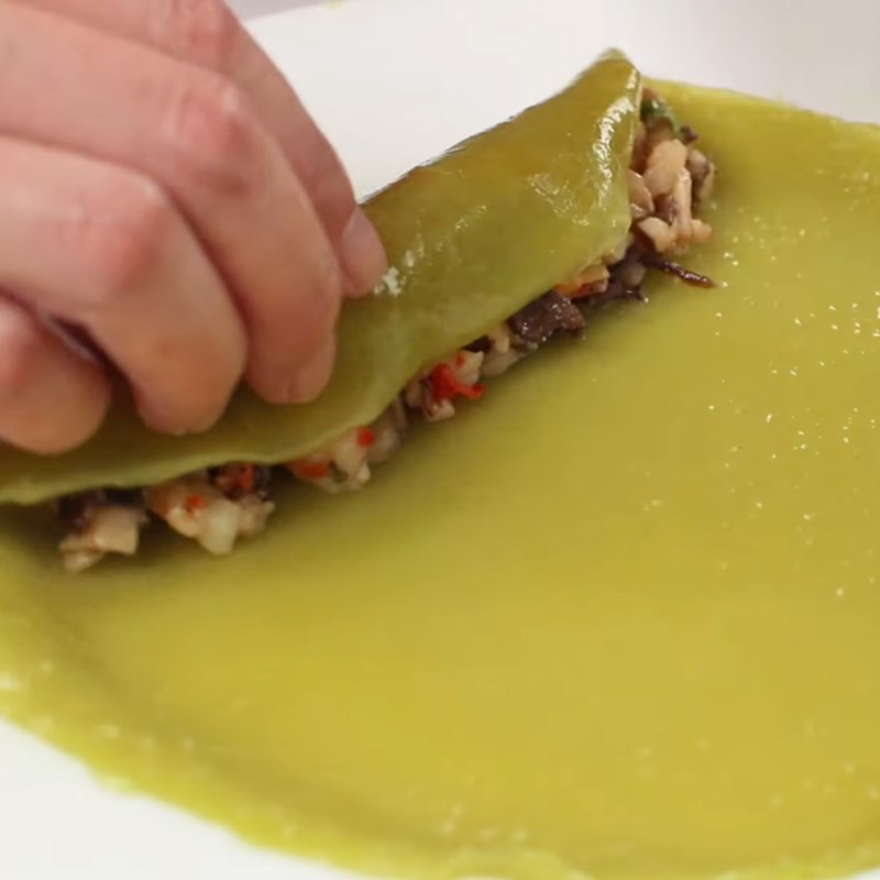 Bước 5 Cuộn tôm nấm Bánh cuốn lá dứa nhân tôm