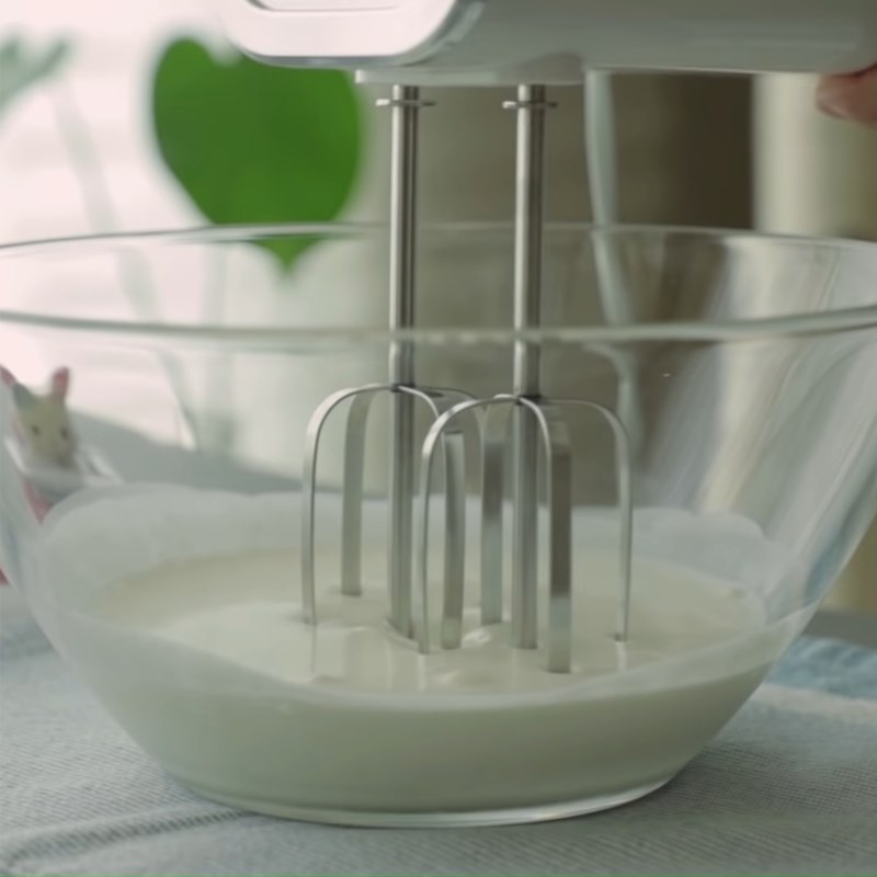 Bước 5 Đánh bông kem tươi Bánh kem cherry