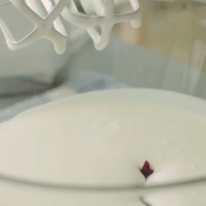 Bước 5 Đánh bông kem tươi Bánh kem cherry