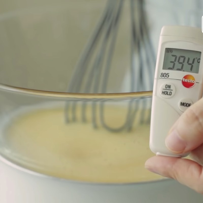 Bước 1 Đánh bông trứng Bánh kem cherry