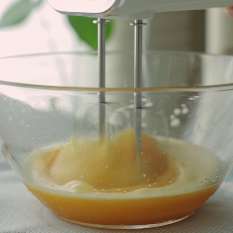 Bước 1 Đánh bông trứng Bánh kem cherry