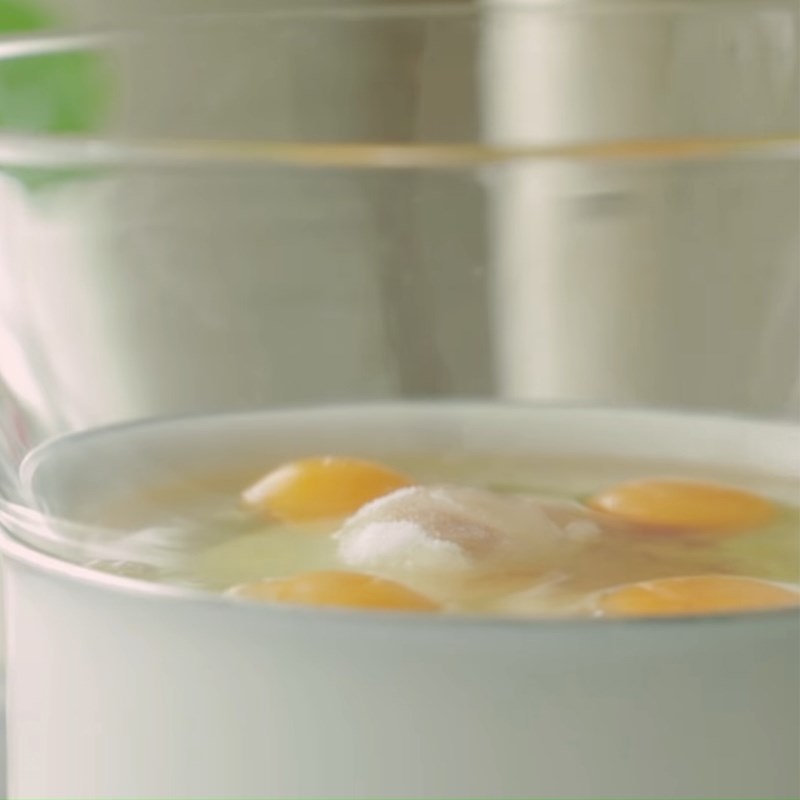 Bước 1 Đánh bông trứng Bánh kem cherry