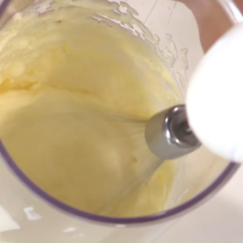 Bước 3 Đánh bông whipping cream Pancake socola tiramisu
