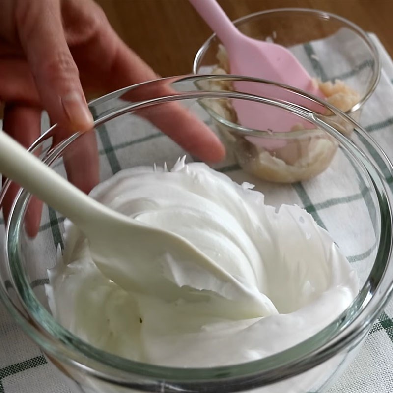 Bước 3 Đánh bông whipping cream Bánh rán trà xanh nhân kem