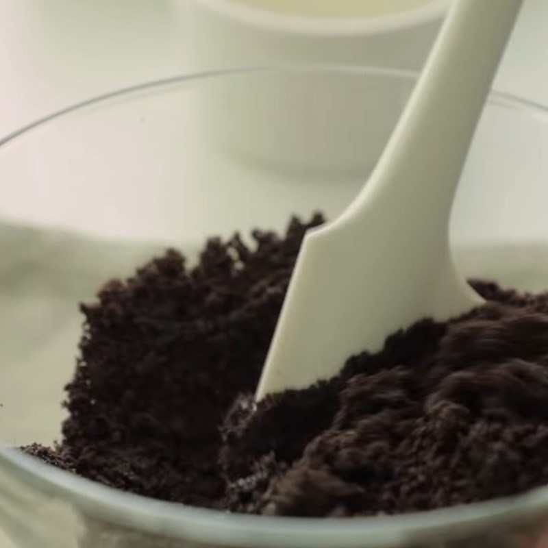 Bước 6 Đổ khuôn Bánh Cheesecake Socola Oreo
