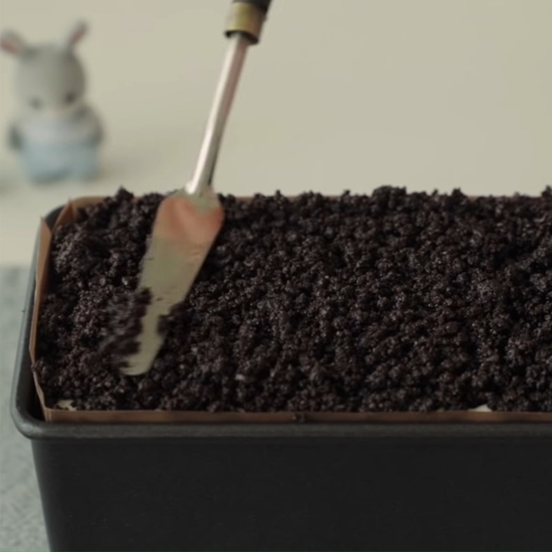 Bước 6 Đổ khuôn Bánh Cheesecake Socola Oreo