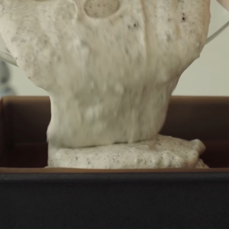 Bước 6 Đổ khuôn Bánh Cheesecake Socola Oreo