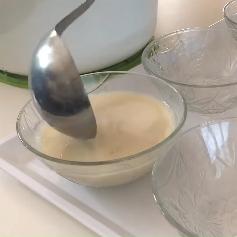 Bước 2 Đổ khuôn Pudding nhãn sữa đậu nành