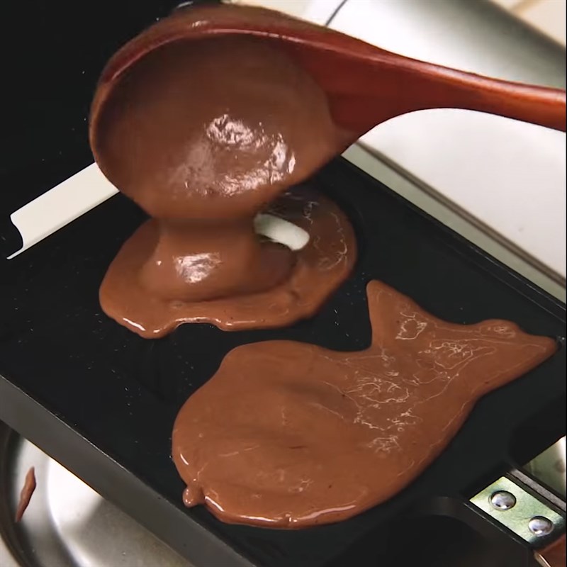 Bước 2 Đổ khuôn Bánh cá socola