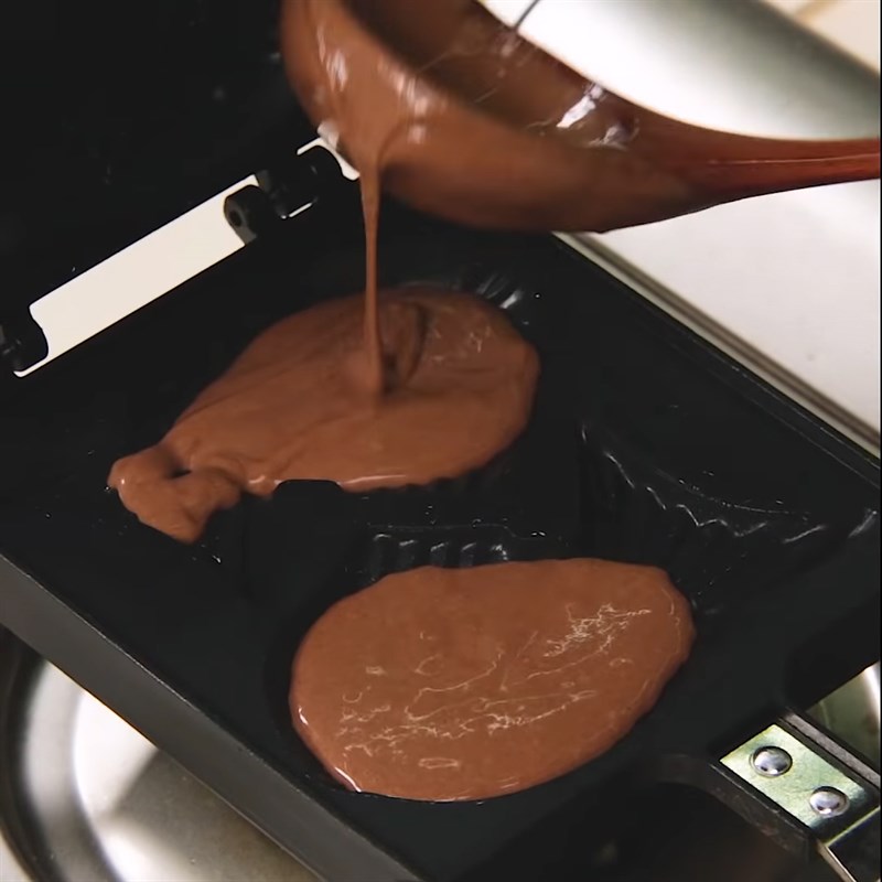 Bước 2 Đổ khuôn Bánh cá socola