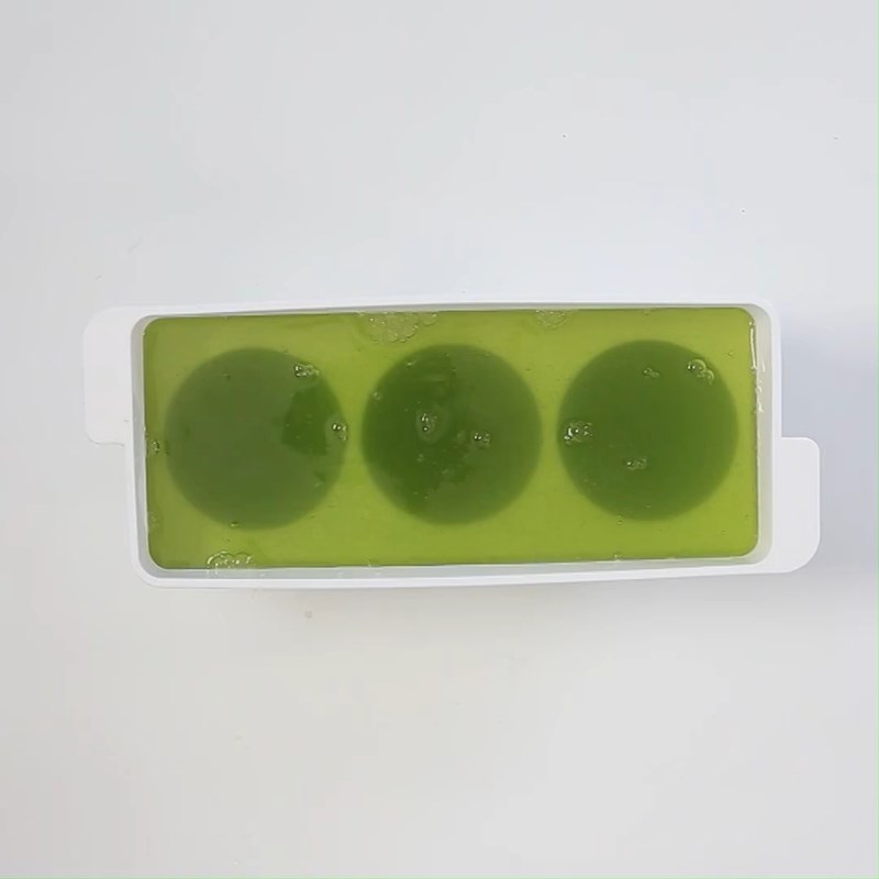 Bước 3 Đổ khuôn Mochi giọt nước matcha