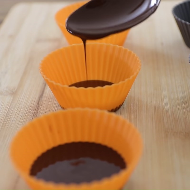 Bước 2 Đổ khuôn Kẹo peanut butter cup
