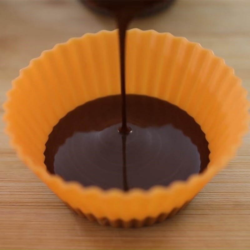 Bước 2 Đổ khuôn Kẹo peanut butter cup