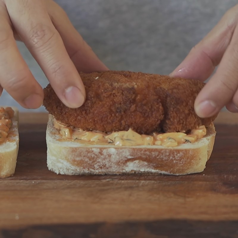 Bước 6 Kẹp bánh Sandwich tôm chiên xù