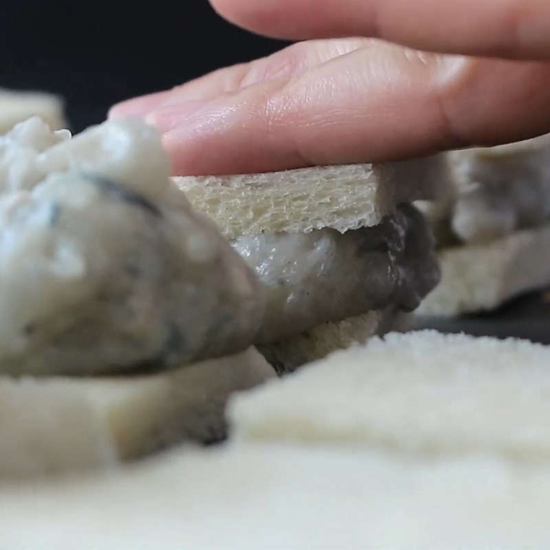 Bước 4 Kẹp bánh Sandwich tôm chiên giòn