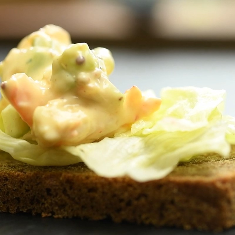 Bước 6 Kẹp bánh Sandwich tôm salad