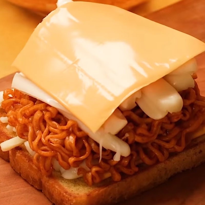 Bước 4 Kẹp bánh Sandwich phô mai mì cay