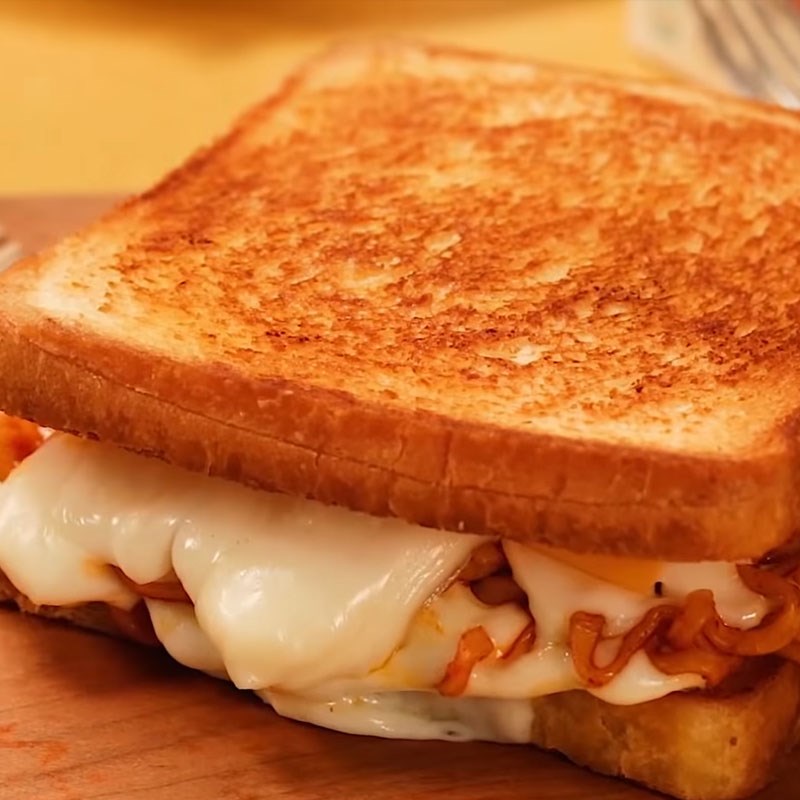 Bước 4 Kẹp bánh Sandwich phô mai mì cay