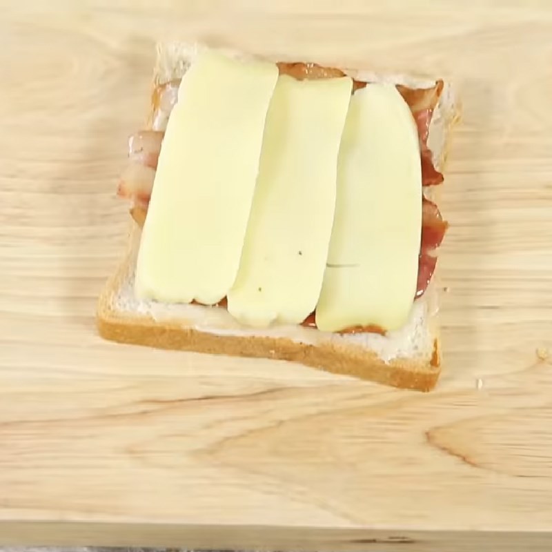 Bước 2 Kẹp bánh Sandwich thịt heo xông khói