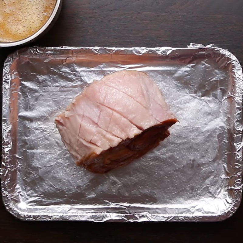 Bước 4 Khứa thịt và ghim đinh hương Dăm bông nướng - Glazed Ham