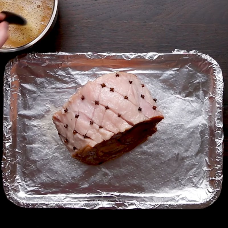 Bước 4 Khứa thịt và ghim đinh hương Dăm bông nướng - Glazed Ham