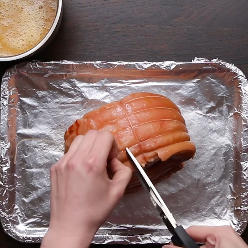 Bước 4 Khứa thịt và ghim đinh hương Dăm bông nướng - Glazed Ham