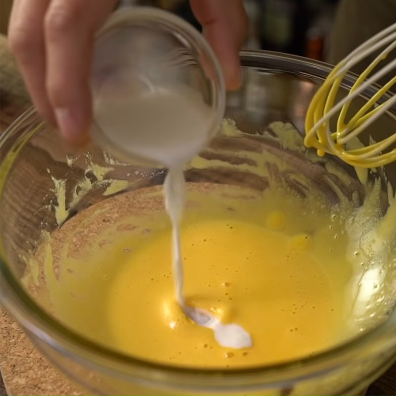 Bước 1 Khuấy hỗn hợp trứng Bánh trứng xốp socola