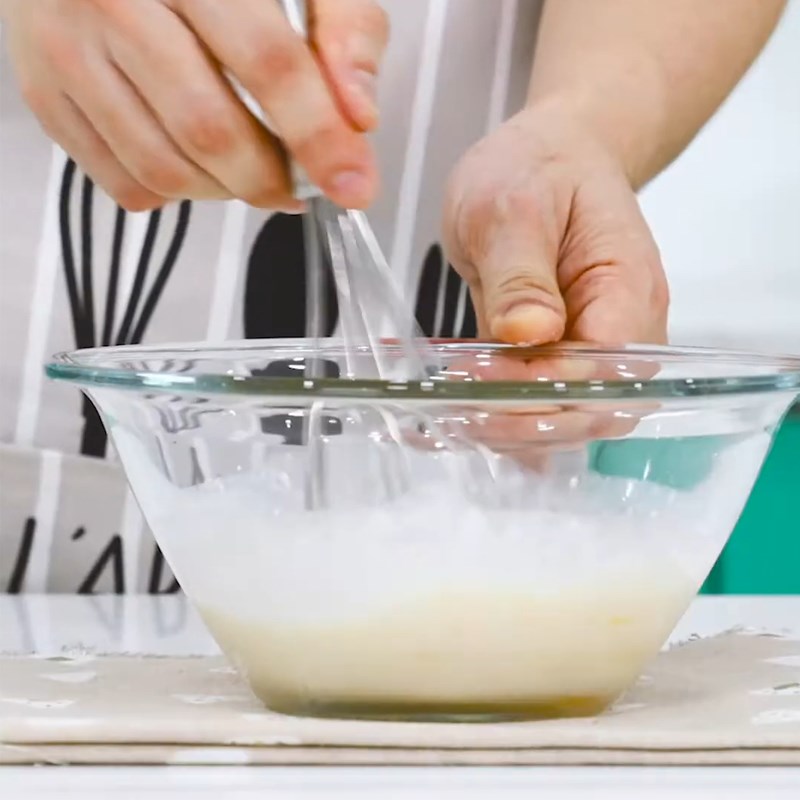 Bước 5 Khuấy hỗn hợp trứng sữa Bánh bông lan cuộn xoài