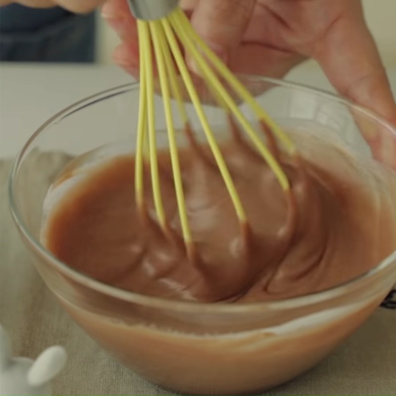 Bước 3 Khuấy hỗn hợp Whipping Cream socola Bánh Cheesecake Socola Oreo