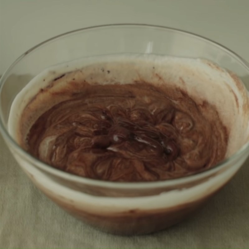 Bước 3 Khuấy hỗn hợp Whipping Cream socola Bánh Cheesecake Socola Oreo