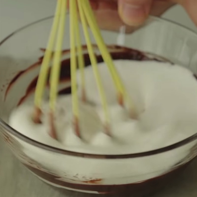 Bước 3 Khuấy hỗn hợp Whipping Cream socola Bánh Cheesecake Socola Oreo