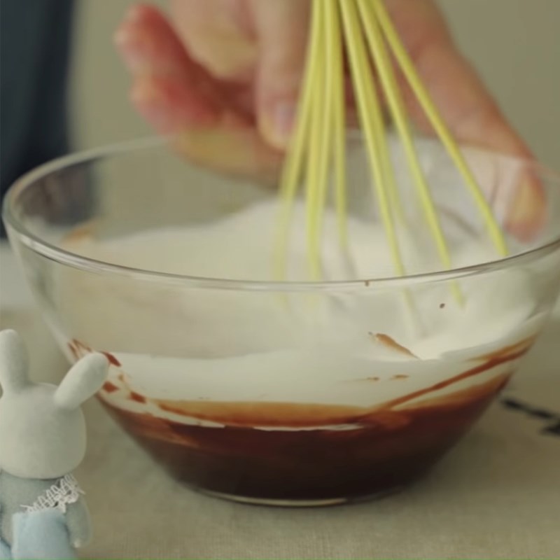 Bước 3 Khuấy hỗn hợp Whipping Cream socola Bánh Cheesecake Socola Oreo