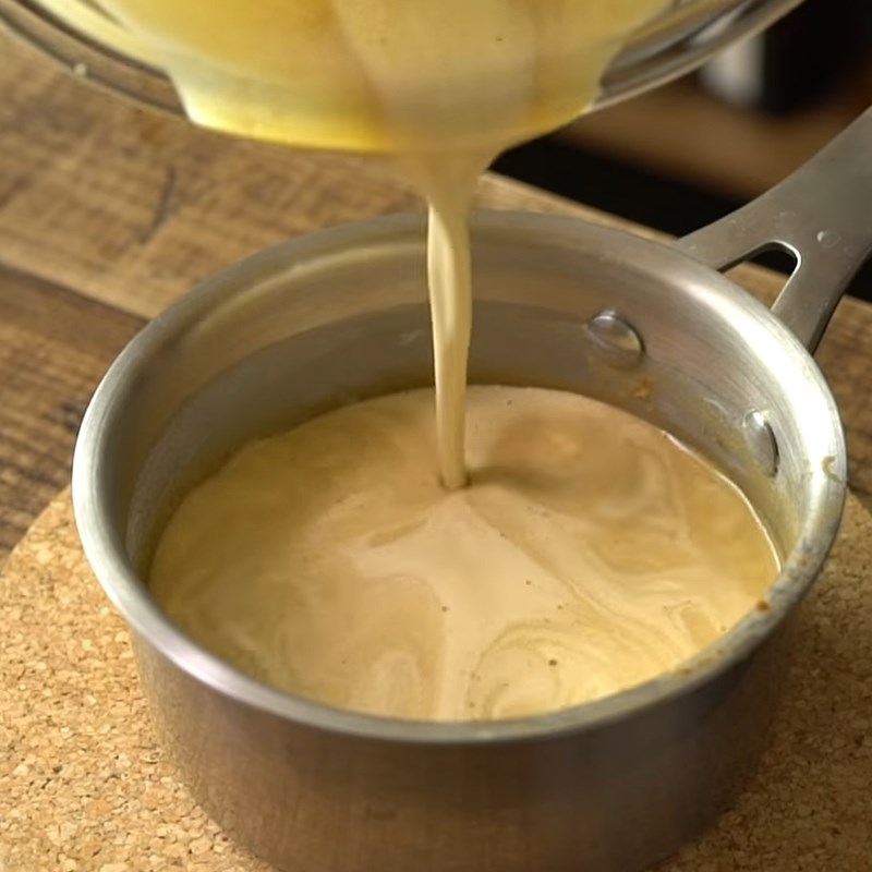 Bước 4 Làm hỗn hợp kem trứng Bánh cá nhân trà sữa trân châu