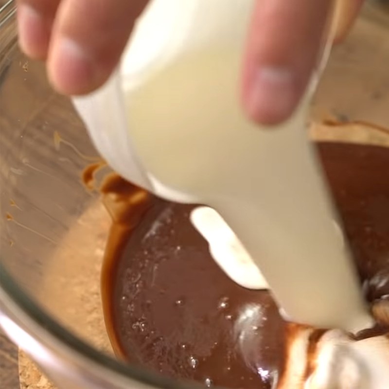 Bước 5 Làm kem socola Bánh trứng xốp socola