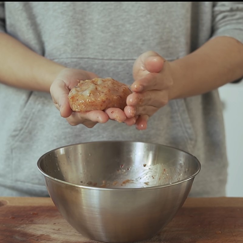 Bước 3 Tạo hình nhân tôm Sandwich tôm chiên xù