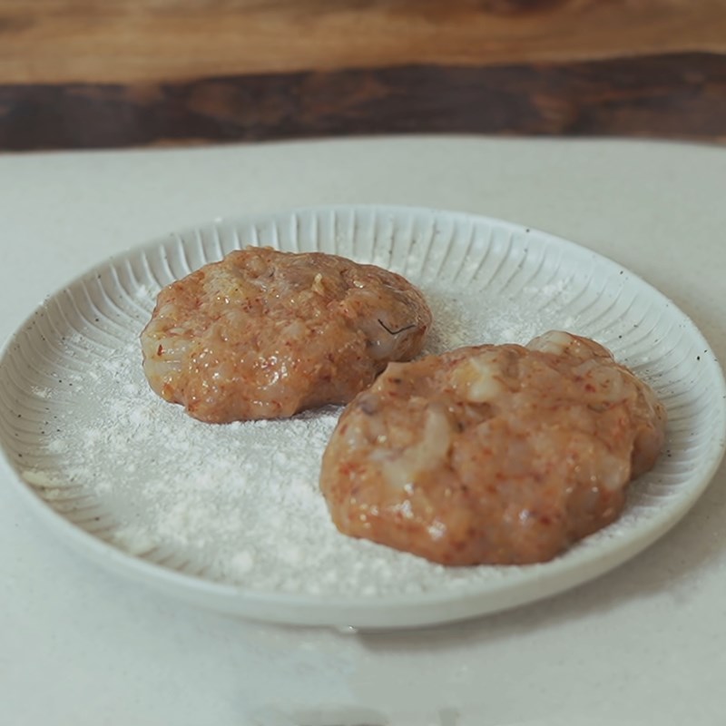 Bước 3 Tạo hình nhân tôm Sandwich tôm chiên xù