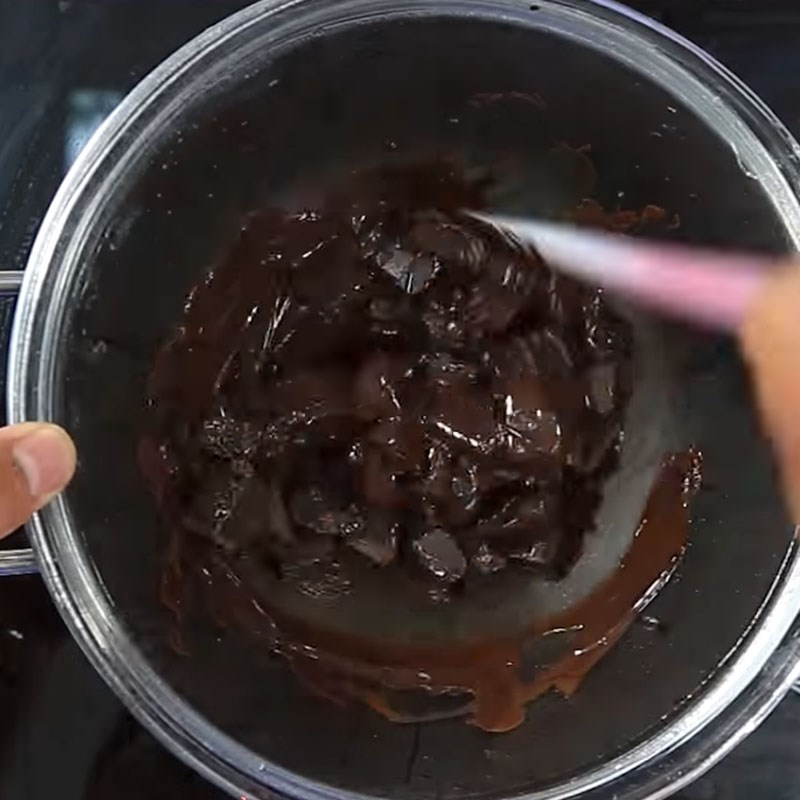 Bước 1 Làm tan chảy socola Bánh rán trà xanh nhân socola