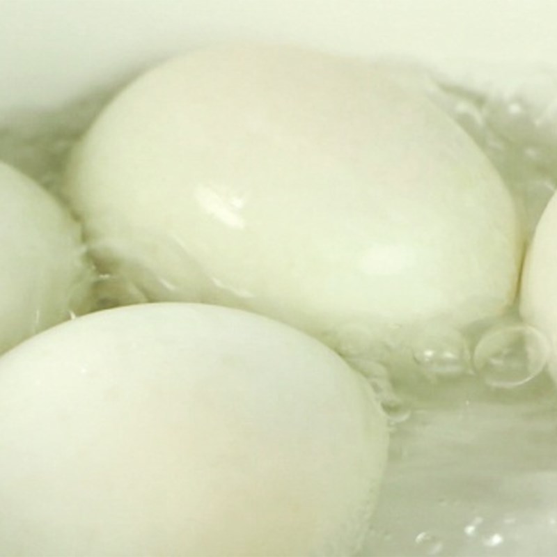 Bước 1 Luộc trứng Trứng kho nước tương (xì dầu)