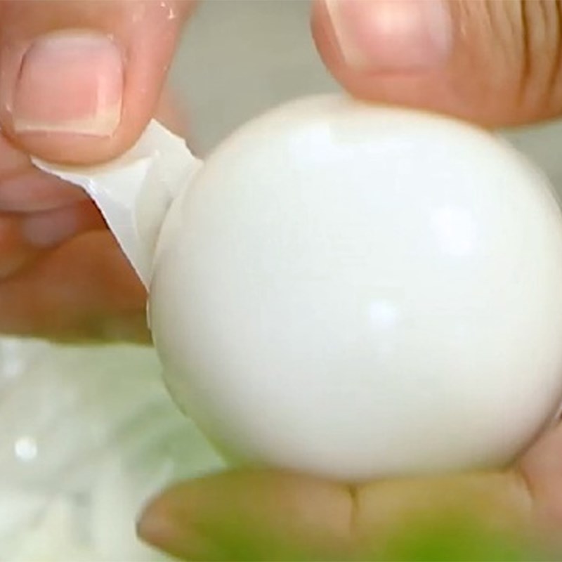 Bước 1 Luộc trứng Trứng kho nước tương (xì dầu)