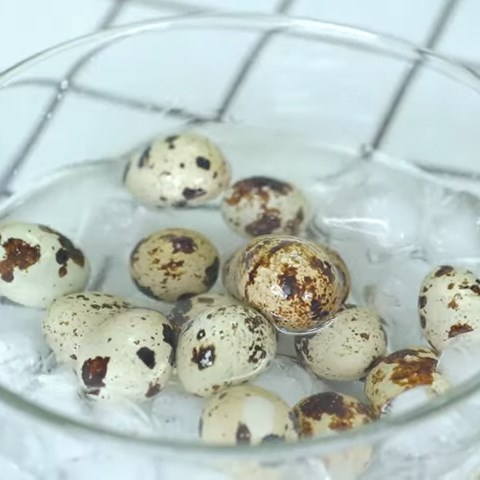 Bước 1 Luộc trứng Trứng cút chiên giòn bọc thịt