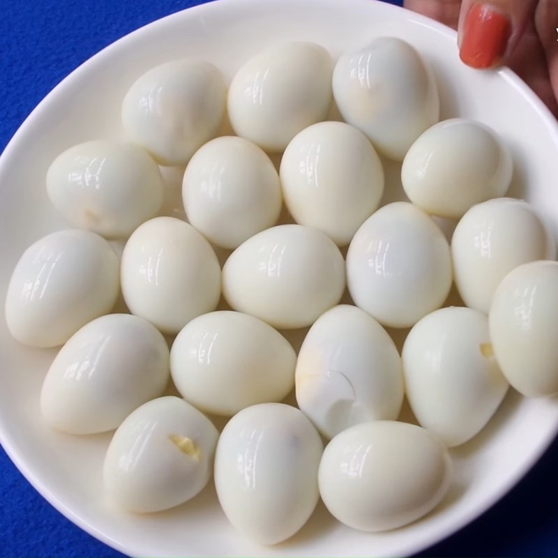 Bước 2 Luộc trứng cút Trứng cút xào chua ngọt