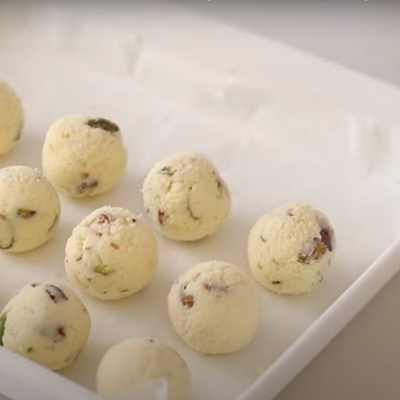 Bước 5 Nặn viên truffle Truffle kem phô mai hạt dẻ cười