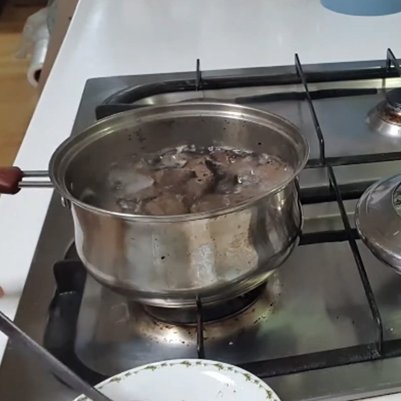 Bước 3 Nấu canh Canh huyết heo với hẹ
