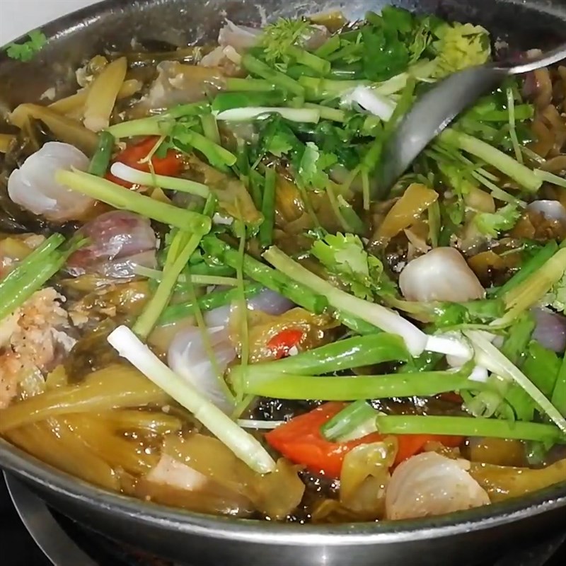 Bước 4 Nấu canh Canh chua cá trắm dưa chua