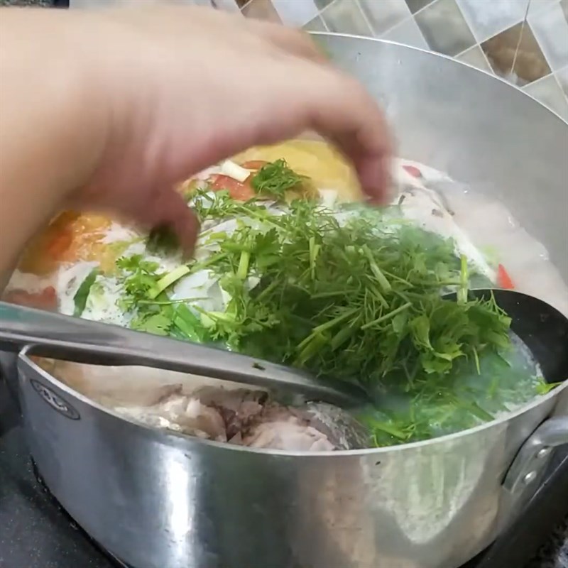 Bước 4 Nấu canh Canh chua cá mè nấu mẻ