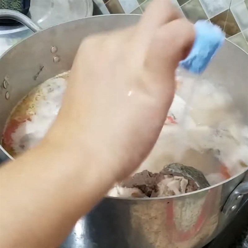 Bước 4 Nấu canh Canh chua cá mè nấu mẻ