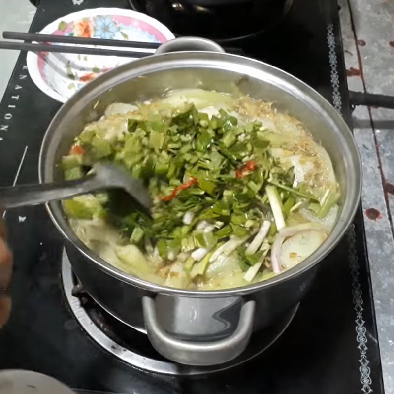 Bước 4 Nấu canh Canh chua cá đuối lá me non