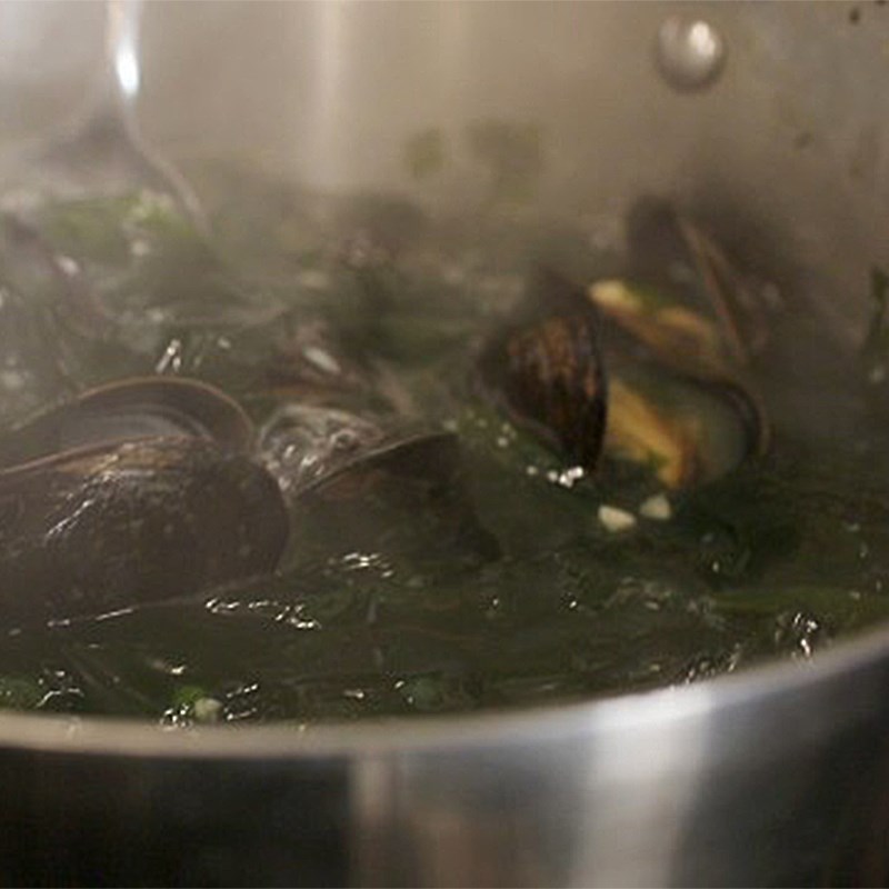 Bước 3 Nấu canh Canh rong biển nấu vẹm
